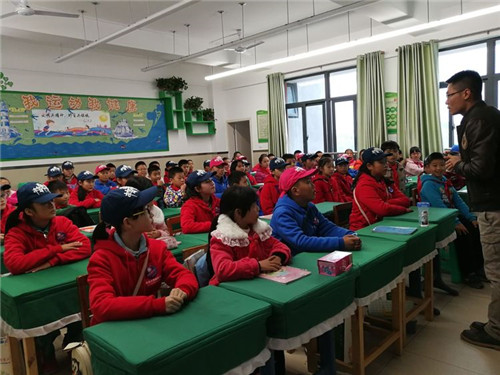 格桑花西部学童在重庆树人思贤小学科学实验室上科学课   夏一仁摄