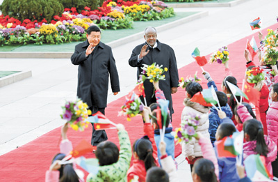 十一月二十三日，国家主席习近平在北京人民大会堂同来华进行国事访问的吉布提总统盖莱举行会谈。这是会谈前，习近平在人民大会堂东门外广场为盖莱举行欢迎仪式。