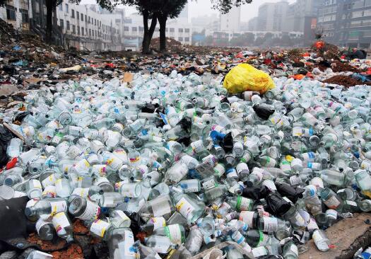 p57-我国医疗废弃物每年约产生135 万吨，但约有五分之一以上的地市还没有医疗废弃物的处置机构。视觉中国