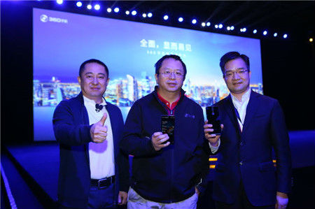 从左至右：360手机总裁李开新、360公司董事长周鸿祎和京东集团副总裁、3C文旅事业部总裁胡胜利