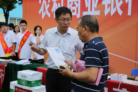 3、扬州农商行在街头设点为老百姓宣传金融知识