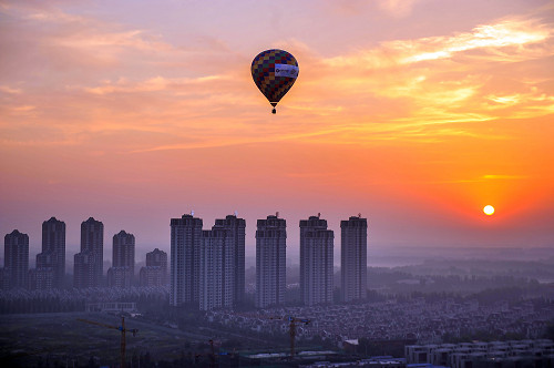 p16  2017 年7 月11 日，在京津冀交界处，热气球从河北廊坊起飞，飞越天津武清，最后在北京地区降落。 视觉中国