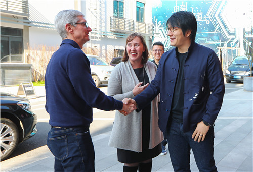 苹果CEO库克抵达英雄互娱上海公司受到公司CEO应书岭热烈欢迎
