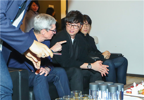 苹果CEO库克与英雄互娱CEO应书岭在探讨移动电竞