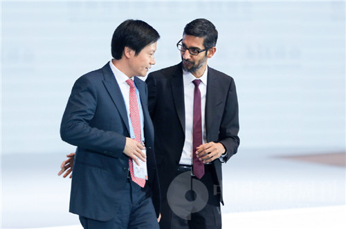 34 小米创始人雷军（左）与谷歌CEO 桑达尔·皮查伊在会场内打招呼。