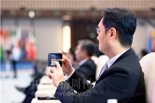 35 腾讯董事会主席兼CEO 马化腾在论坛中“偷偷”拿手机拍照。