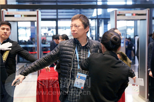 35 搜狐公司董事局主席兼首席执行官张朝阳在接受安检，大咖们并未受到“优待”。