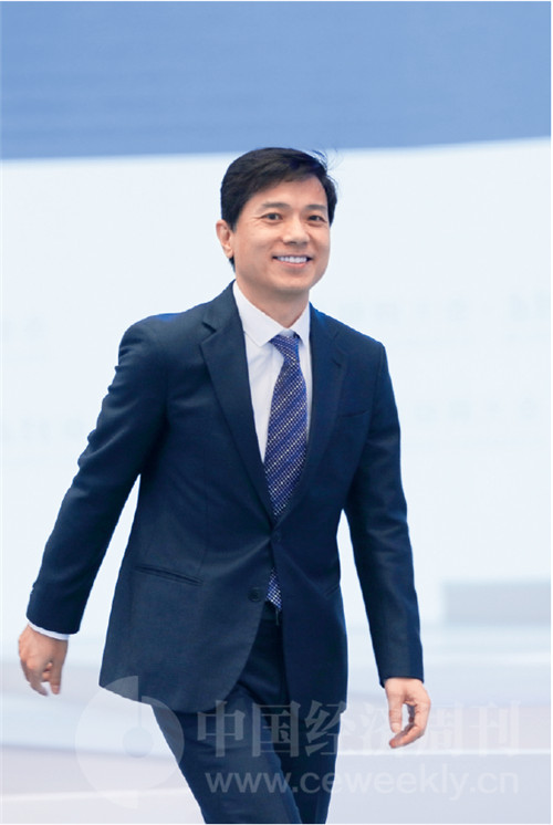 35 百度公司董事长兼CEO 李彦宏看起来似乎心情不错，微笑着跟与会嘉宾打招呼。