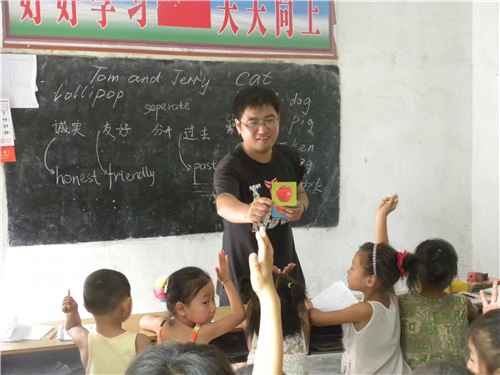 全国首届五星志愿者张晓晖老师在贫困山区助学_副本
