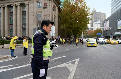p28 12 月13 日上午10 点01 分，南京新街口 ，行人止步、车辆鸣笛、民警脱帽，向南京大屠杀死难同胞默哀。