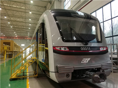 重庆自主生产的5号线新型轻轨客车即将投入使用（夏一仁摄）