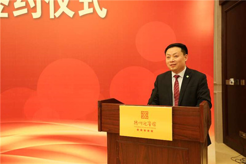 宝胜集团董事长杨泽元在签约仪式上讲话