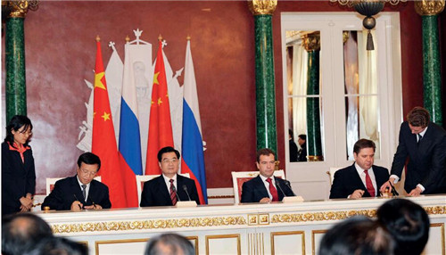 27 2009年6月，时任国家主席胡锦涛与梅德韦杰夫总统会谈后，两国元首出席了天然气煤炭等领域合作文件的签字仪式。
