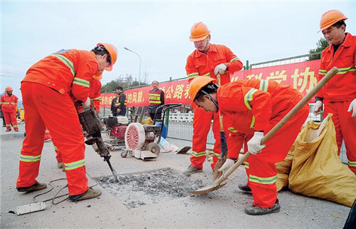 77 “十三五”期间，农村公路的养护工程资金将超过3000 亿元。视觉中国