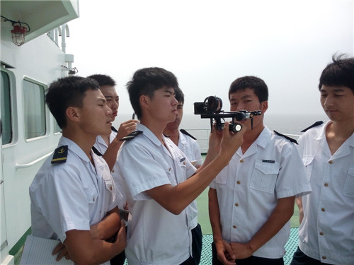 3、学生们在“海上教学工厂”学习使用测天定位仪器