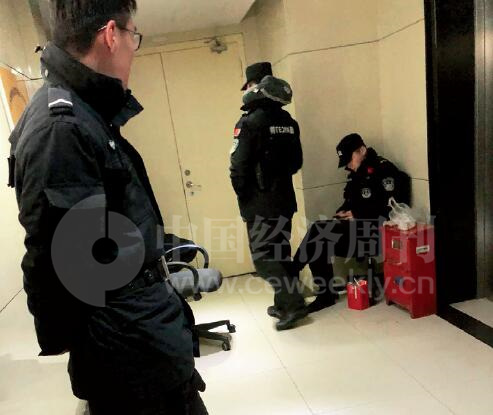 27-2 蛙宝网在南京河西奥体名座E 座9 楼的办公室被警方查封后，日夜有特警在门前看守。 《中国经济周刊》记者 刘照普I 摄