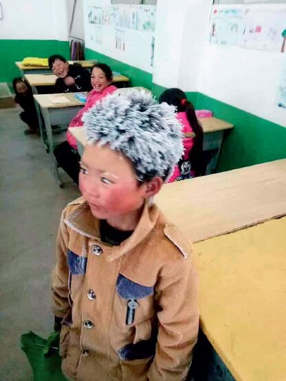 43 “冰花男孩”是云南省鲁甸县新街镇转山包小学的学生。1 月8 日上午，他走了近一个小时的山路，赶到学校参加期末考试，到达教室时头上已经结满冰霜，远看去，像是长了一头白发。
