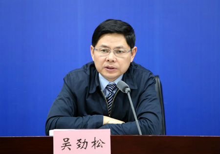 安徽省统计局党组书记、局长吴劲松发布新闻。  吴晓光  摄
