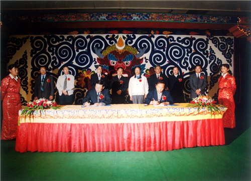 在西宁，铁道部与西藏自治区签署合作建设青藏铁路协议