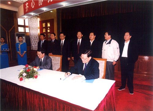 在西宁，铁道部与青海省签署建设青藏铁路协议