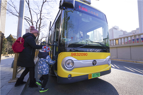 25 2018 年2月6 日，北京首批新能源专用号牌公交车上路运营。视觉中国