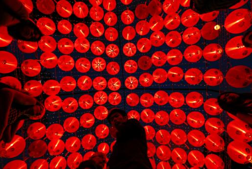 p104-泰国曼谷街头挂满红灯笼，庆祝中国春节。视觉中国