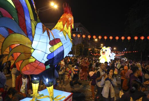 p105-印尼苏腊卡尔塔、英国伦敦特拉法尔加广场分别举行庆祝活动，迎接中国春节。视觉中国