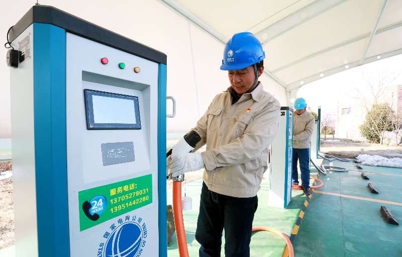 1、国网江苏电力公司工作人员在检查高速公路电动汽车充电设施 摄影 任飞