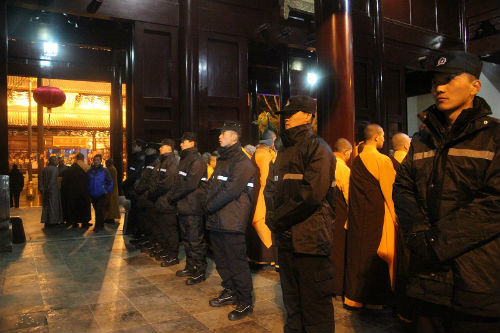 2、苏州市公安局在除夕夜组织警力到重元寺维护现场秩序