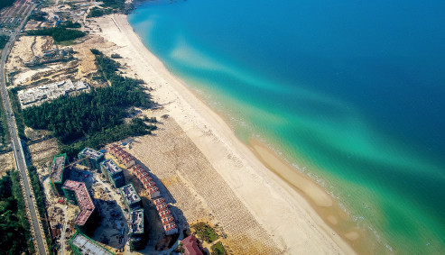 p61 2018 年 1 月18 日，海南昌江，航拍棋子湾群升海滩酒店项目进行海岸带复绿工程。视觉中国