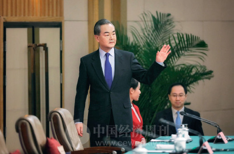 p82 外交部部长王毅就“中国外交政策和对外关系”回答中外记者提问时，尽显大国外长风范。