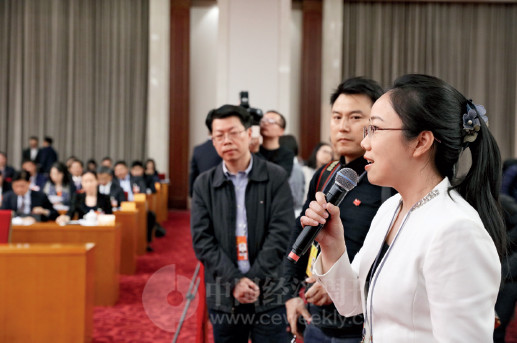 p84(3) 《中国经济周刊》记者姚冬琴在十三届全国人大一次会议江苏代表团全体会议上提问。
