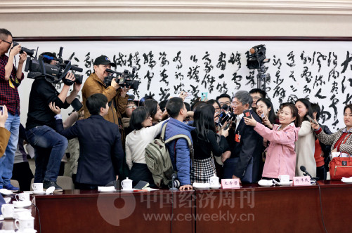 p85 众多记者“围堵”全国政协委员、中央财经领导小组办公室副主任杨伟民。