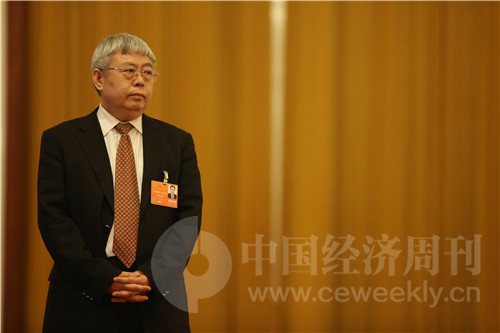 83 国务院扶贫办主任刘永富在等候进入“部长通道”。