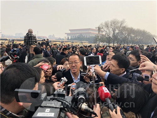 84 全国政协委员、新东方教育科技集团董事长俞敏洪被记者们“围堵”。