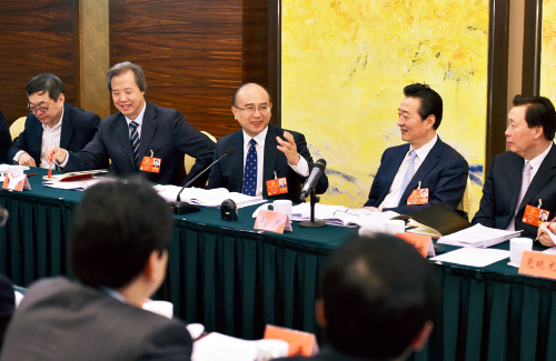 52-2 全国人大代表、河北省省长许勤（中）在全国两会期间参加小组讨论。