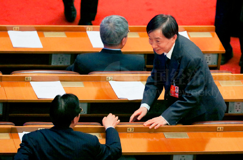 84-2 民政部部长黄树贤（右）在会议开始前，与老朋友打招呼。