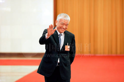 85-1 新任科学技术部部长王志刚在“部长通道”上向记者招手，笑容可掬。