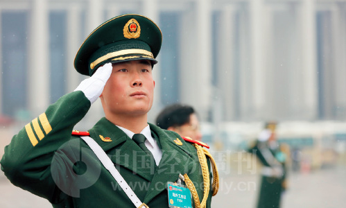 3月17日，北京飘起雪花，安保人员依旧在会场外站岗执勤。