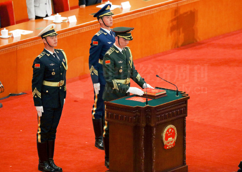 3月17日，举行十三届全国人大一次会议宪法宣誓仪式。3名礼兵护送《中华人民共和国宪法》入场，并将宪法放置于宣誓台上。