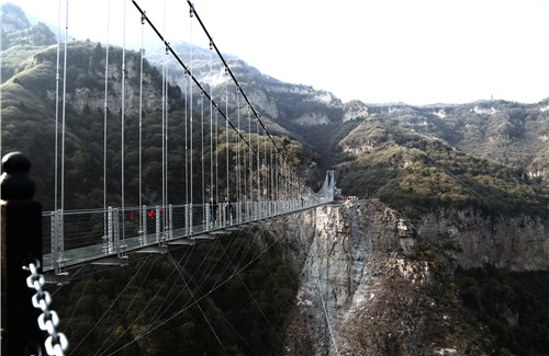 云丘山景区内建有山西省规模最大的全透明高空玻璃吊桥（鸳鸯桥），长219米、高195米、宽2米。