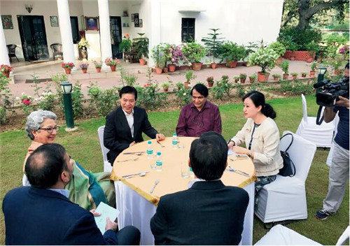 28 3月27日，中国商务部部长钟山受印度商工部部长普拉布邀请出席早餐会。