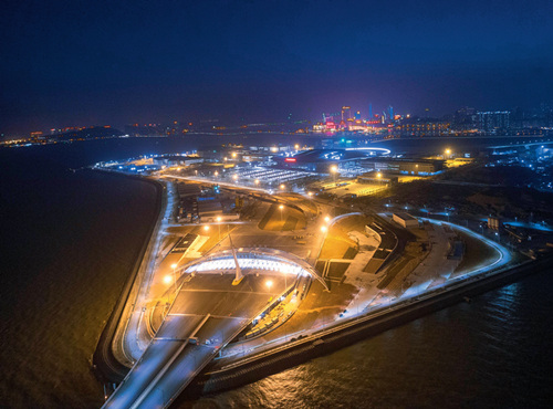 38 2017 年12月29日，港珠澳大桥进行灯光调试。视觉中国