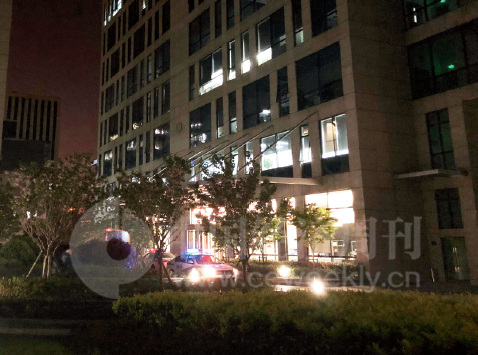 43-3 4 月10 日晚上9 点，善林金融楼下的警车  《中国经济周刊》记者 宋杰I 摄