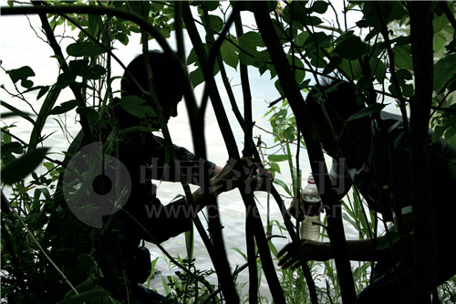 69 2010 年，当地村民带领记者找到辉丰农化厂在斗龙河的排污口，图为记者和村民在排污口取污水样品。《中国经济周刊》记者 刘照普 摄