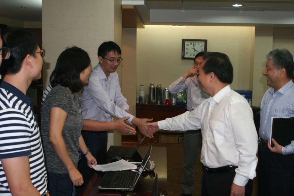 4、生态环境部部长李干杰看望慰问大气办工作人员时与钱恺握手