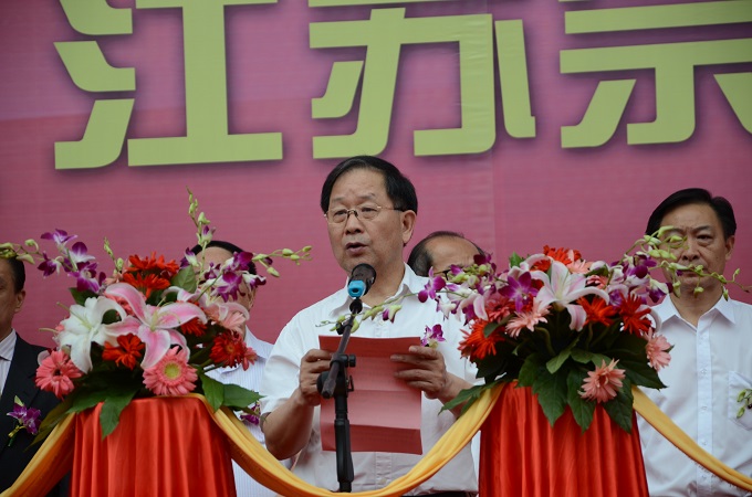 2、江苏省自行车电动车协会理事长陆金龙在开幕式上致辞 摄影 陈瑜