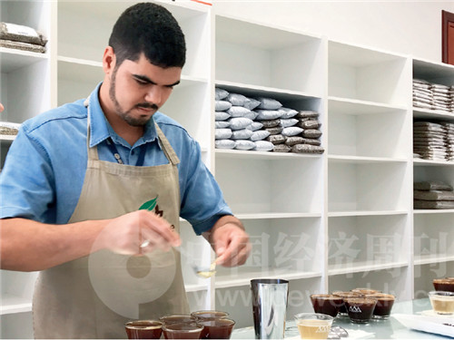 p72 O’Coffee咖啡庄园品鉴师展示咖啡品鉴程序 《中国经济周刊》记者 谢玮 摄