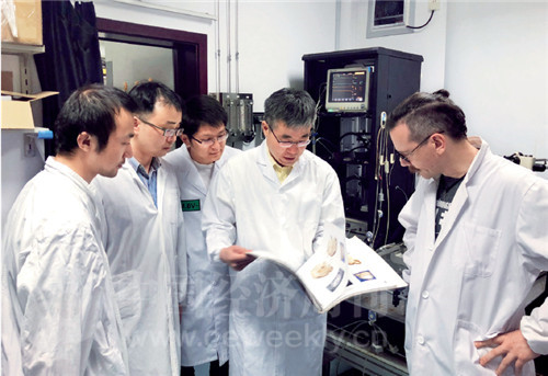 p77 中科院神经科学研究所博士生导师王伟（右二）及其团队部分成员《中国经济周刊》记者 宋杰 摄