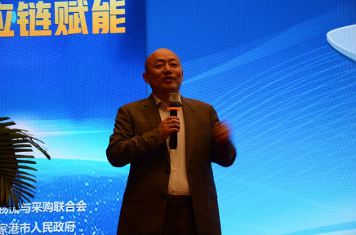 4、物润船联董事长朱光辉在论坛上做主旨演讲 陈瑜 摄